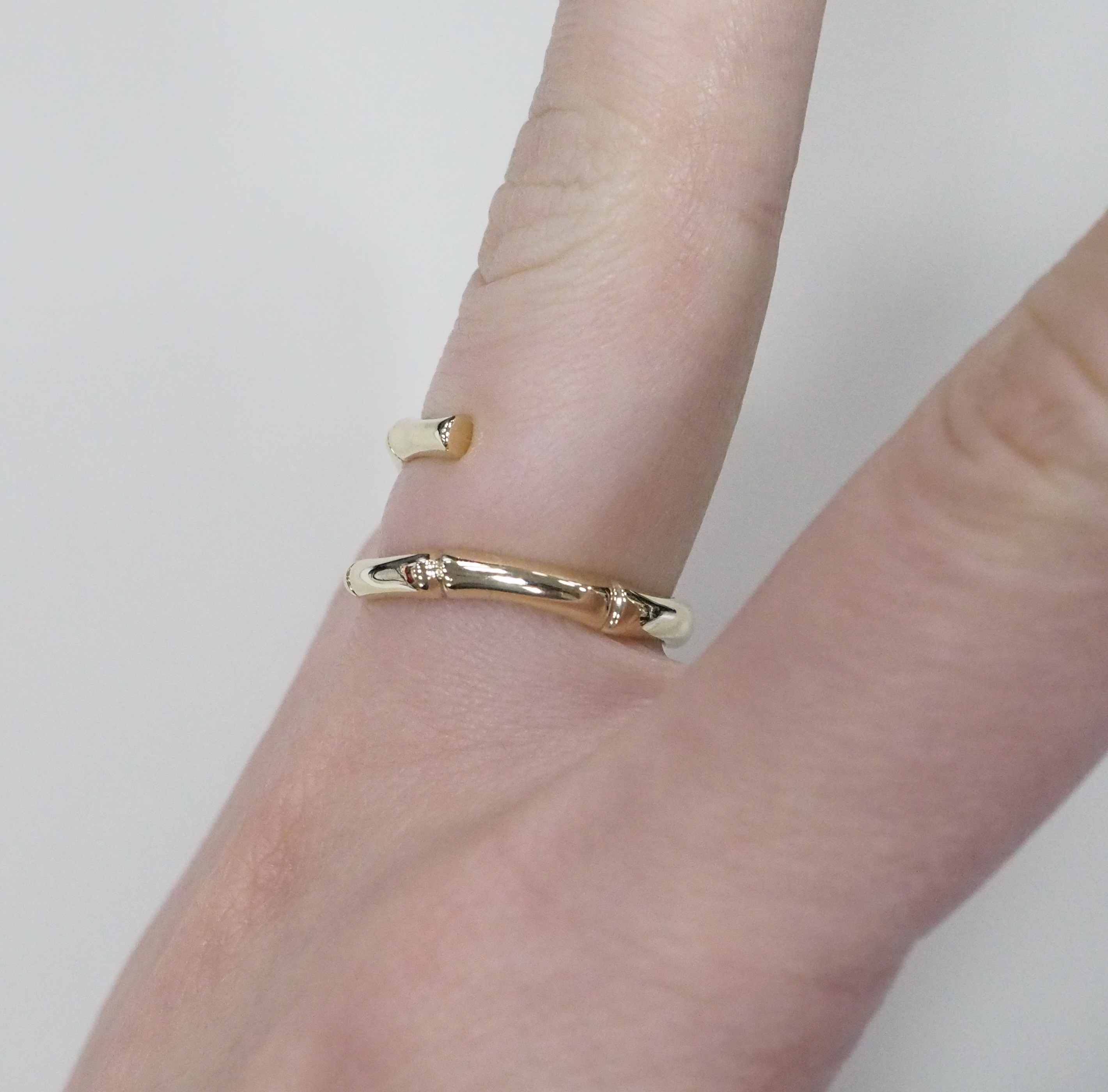 Незамкнутое кольцо из желтого золота